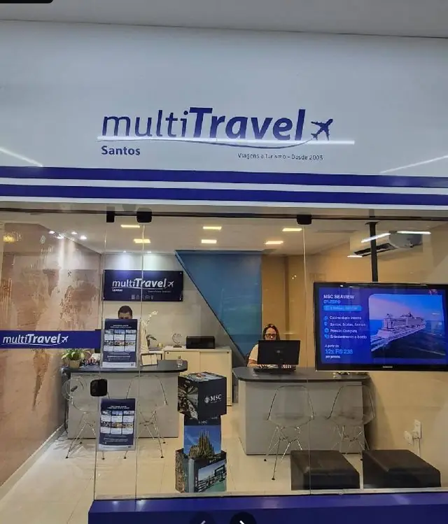 Vitrine da Multi Travel Santos, no Super Centro Comercial Boqueirão