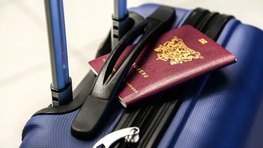 Passaporte e mala prontos para viagem